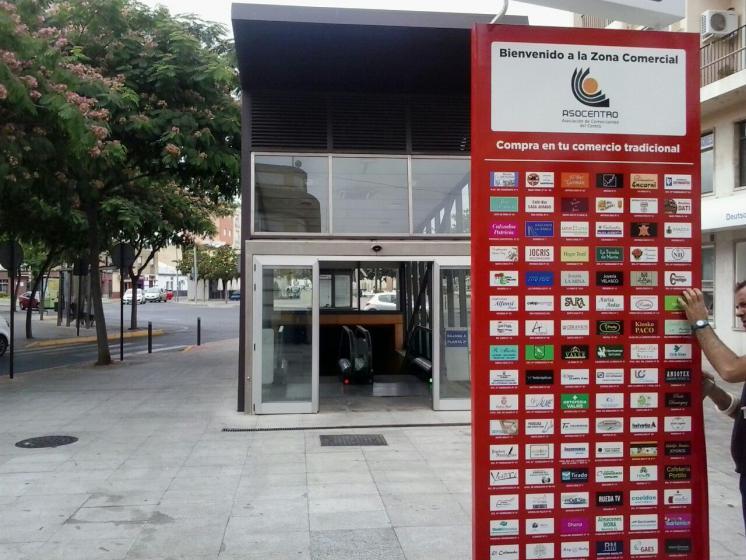 Totem rotulado con vinilo laminado  Fenaco ( Federaci&oacute;n Nazarena de Comerciantes de Dos Hermanas ) Sevilla