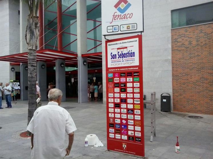 Totem rotulado con vinilo laminado  Fenaco ( Federaci&oacute;n Nazarena de Comerciantes de Dos Hermanas ) Sevilla