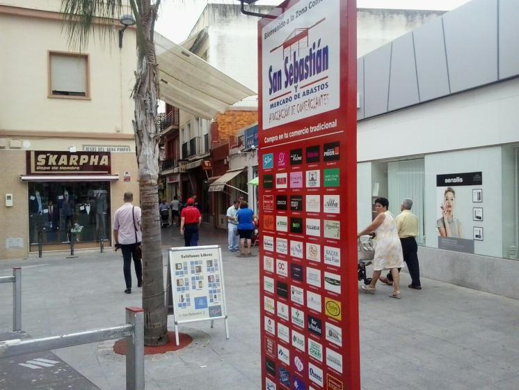 Totem rotulado con vinilo laminado  Fenaco ( Federaci&oacute;n Nazarena de Comerciantes de Dos Hermanas ) Sevilla