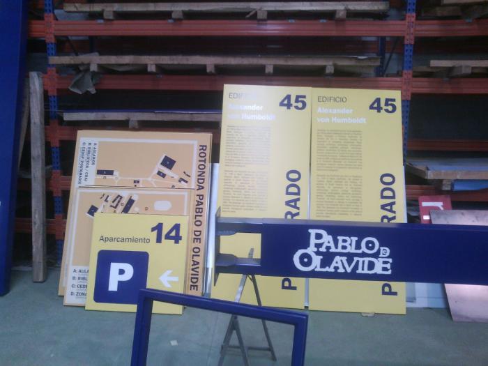 Universidad Pablo de Olavide Sevilla. Se&ntilde;alizaci&oacute;n y mobiliario informativo.
