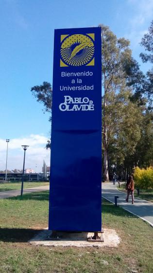 Universidad Pablo de Olavide Sevilla. T&oacute;tem de 6 mts rotulado
