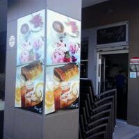 Rotulación de fotomural en vinilos en Daryal Café, Entrenúcleos Dos Hermanas