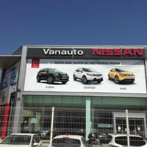 Rotulación de vinilos en impresión digital laminado. Nissan Vanauto Sueminencia Sevilla. Trabajos realizados de madrugada. Resultado por la mañana.