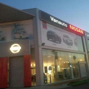 Rotulación de vinilos en impresión digital laminado. Nissan Vanauto Sueminencia Sevilla. Trabajos realizados de madrugada.