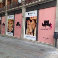 Rotulación de vinilos en impresión digital laminado. Tiendas Tous Sevilla. Trabajos realizados para Cacelia, SL