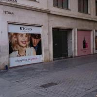 Rotulación de vinilos en impresión digital laminado. Tiendas Tous Sevilla. Trabajos realizados para Cacelia, SL