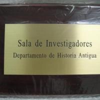 Rótulo cartel base madera y latón Universidad de Sevilla Historia Antigua