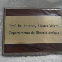 Rótulo cartel base madera y latón Universidad de Sevilla Historia Antigua