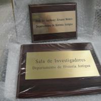 Rótulo cartel base madera y latón Universidad de Sevilla Historia Antigua