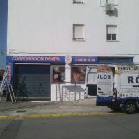 Rótulo Cartel chapa rotulada. Corporación Dental, Sevilla