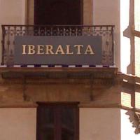 Rótulo cartel letras corpóreas en latón. Iberalta Sevilla en Avenida de la Constitución