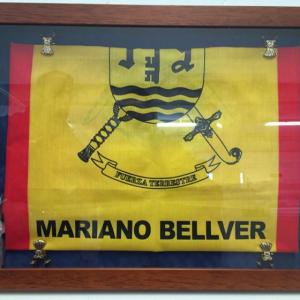 Bandera mochila en caja de madera y tapa de cristal. Futer Cuartel General de la Fuerza Terrestre en Sevilla