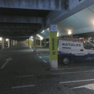 Cambio de señalización carteles y lonas. Mantenimiento de Parking Gold Car Rental,en aeropuerto de Sevilla