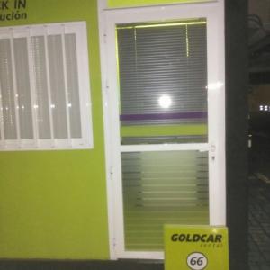 Cambio de señalización carteles y lonas. Mantenimiento de Parking Gold Car Rental,en aeropuerto de Sevilla
