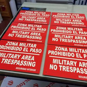 Carteles en vinilo fotoluminiscente en chapa de aluminio. Cuartel General de la Fuerza Terrestre Sevilla.