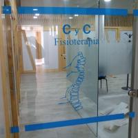CYC Fisioterapia Sevilla. Rotulación de vinilos en impresión digital y al ácido