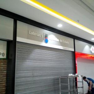 Letras en metacrilato recortadas sobre caja bandeja dibón. Alcampo ronda tarmarguillo en Sevilla.