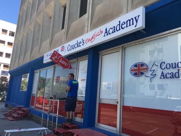 Academia Couckes English Sevilla.Rotulaci&oacute;n de vinilos en impresi&oacute;n digital y al &aacute;cido