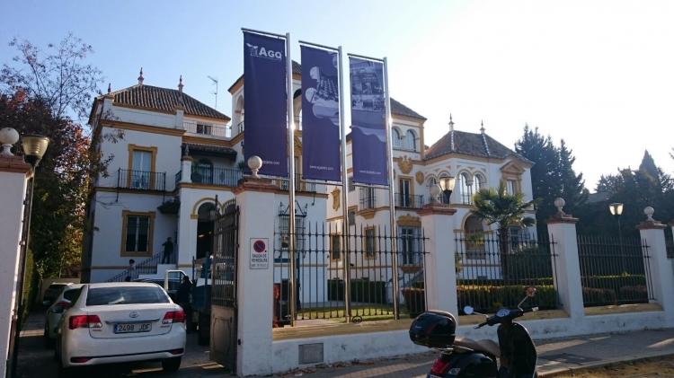 AGQ Sevilla. M&aacute;stiles de acero inoxidable con potencias y banderolas de lonas a doble cara.