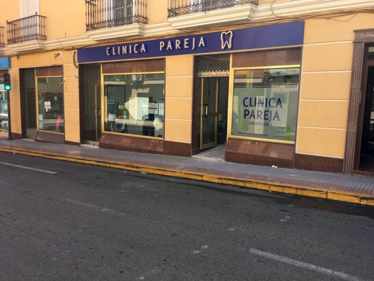Bandeja de dib&oacute;n con letras corp&oacute;reas en acero inoxidable con led. Cl&iacute;nica Pareja en Dos hermanas Sevilla.