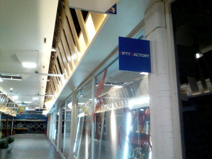 Banderolas en metacrilato plegado y rotulado. Fabricaci&oacute;n e instalaci&oacute;n para todo Sevilla Factory, en Dos Hermanas.