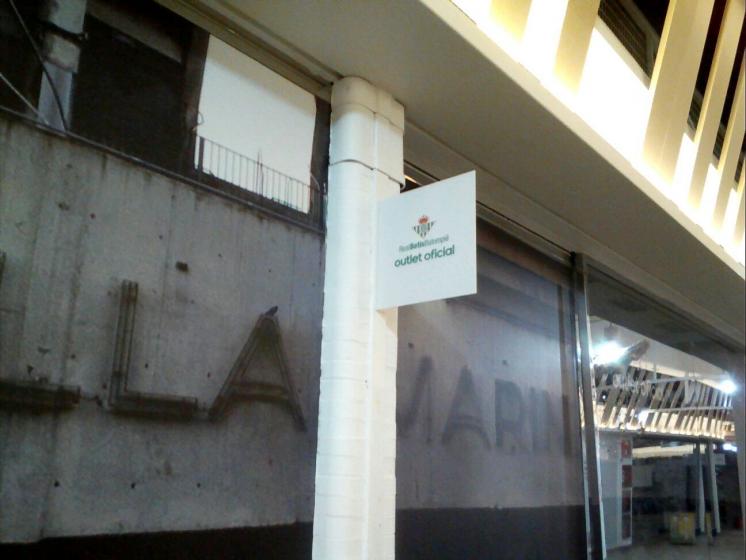 Banderolas en metacrilato plegado y rotulado. Fabricaci&oacute;n e instalaci&oacute;n para todo Sevilla Factory, en Dos Hermanas.