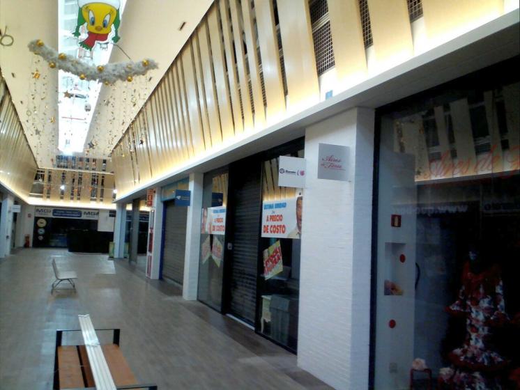Banderolas en metacrilato plegado y rotulado. Fabricaci&oacute;n e instalaci&oacute;n para todo Sevilla Factory, en Dos Hermanas.