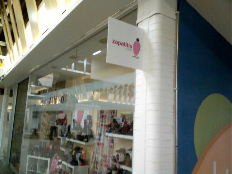 Banderolas en metacrilato plegado y rotulado. Fabricaci&oacute;n e instalaci&oacute;n para todo Sevilla Factory, en Dos Hermanas.