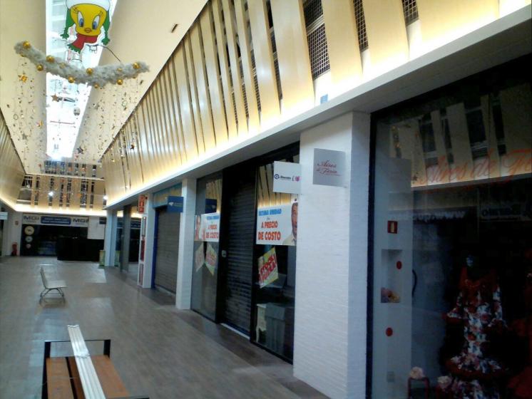 Banderolas en metacrilato plegado y rotulado. Fabricaci&oacute;n e instalaci&oacute;n para todo Sevilla Factory, en Dos Hermanas.