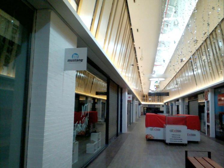 Banderolas en metacrilato plegado y rotulado. Fabricaci&oacute;n e instalaci&oacute;n para todo Sevilla Factory, en Dos Hermanas.