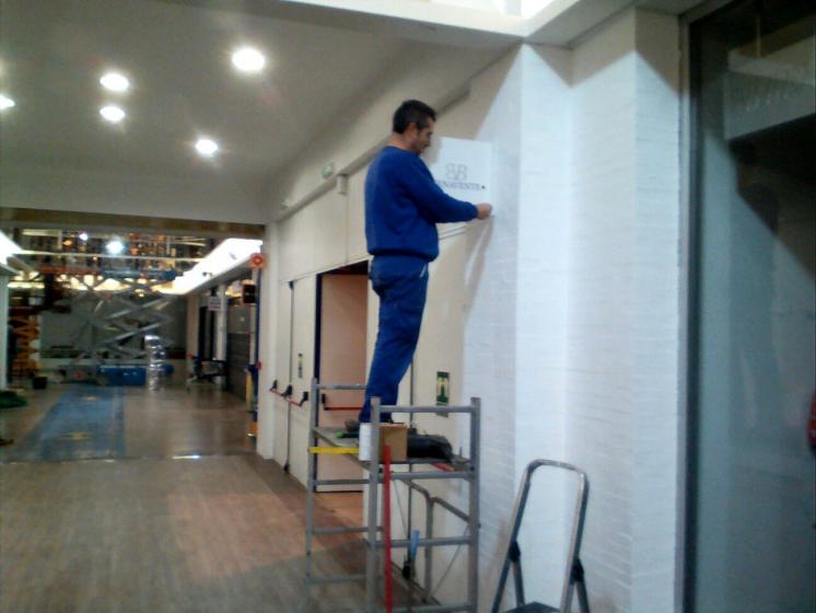 Banderolas en metacrilato plegado y rotulado. Fabricaci&oacute;n e instalaci&oacute;n para todo Sevilla Factory, en Dos Hermanas.