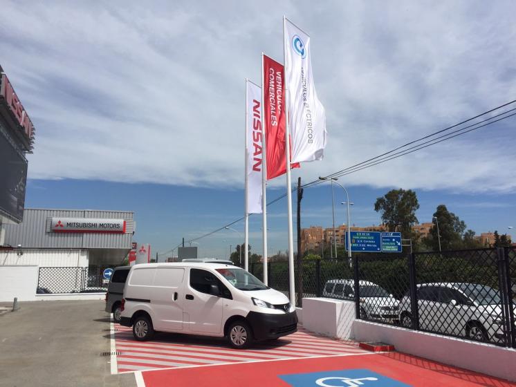Bases para m&aacute;stiles de fibra de vidrio con banderas verticales, para la Nissan S-30 Sevilla