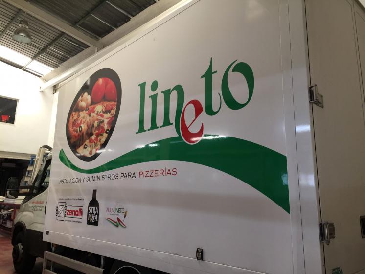 Camión de Lineto. Rotulación en impresión figital laminada y vinilos de corte semifundidos. Sevilla