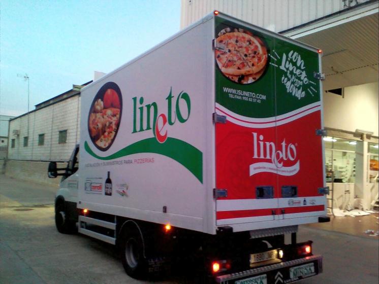 Camión de Lineto. Rotulación en impresión figital laminada y vinilos de corte semifundidos. Sevilla