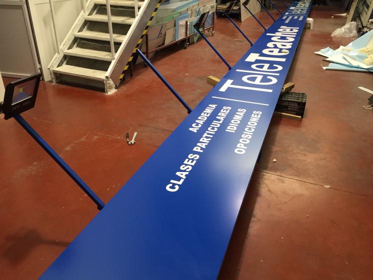 Cartel rótulo frontal, rotulado con vinilos e iluminados con focos led. Tele Teacher academia Dos Hermanas Sevilla