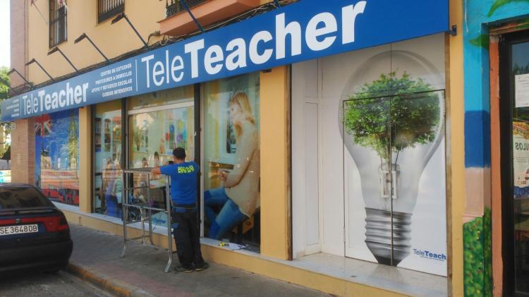 Cartel rótulo frontal, rotulado con vinilos e iluminados con focos led. Tele Teacher academia Dos Hermanas Sevilla