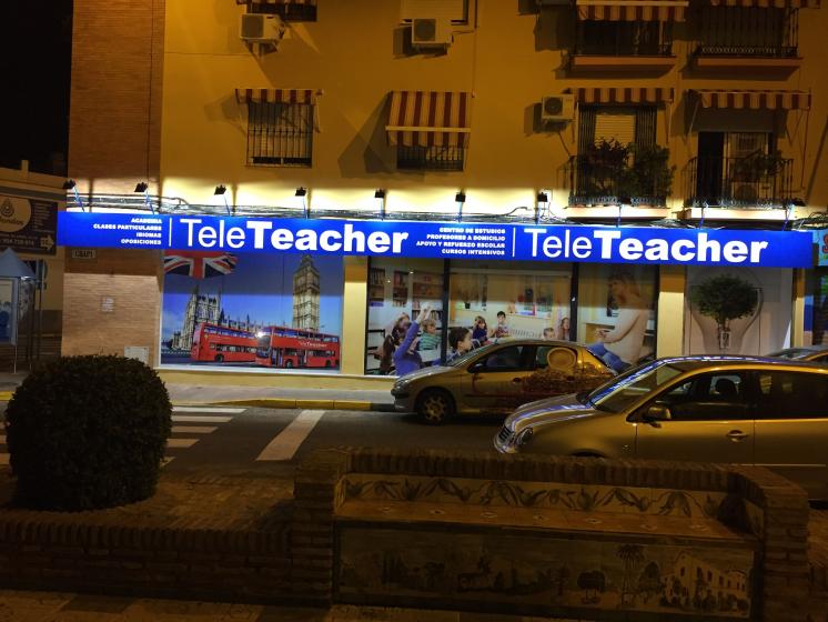 Cartel rótulo frontal, rotulado con vinilos e iluminados con focos led. Tele Teacher academia Dos Hermanas Sevilla