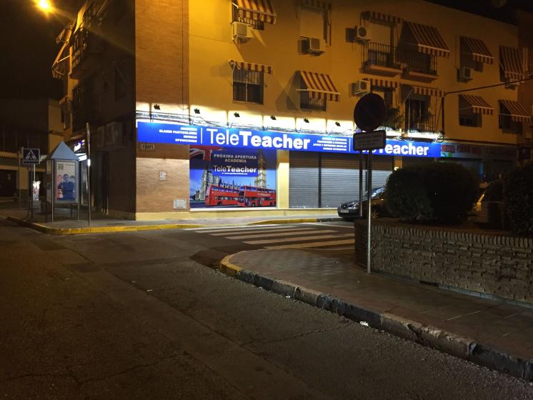 Cartel r&oacute;tulo frontal, rotulado con vinilos e iluminados con focos led. Tele Teacher academia Dos Hermanas Sevilla