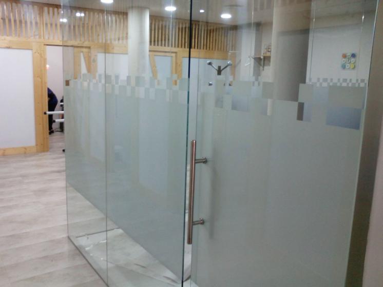 CYC Fisioterapia Sevilla. Rotulación de vinilos al ácido