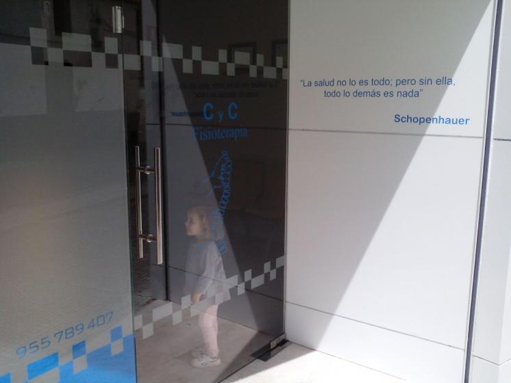 CYC Fisioterapia Sevilla. Rotulación de vinilos al ácido