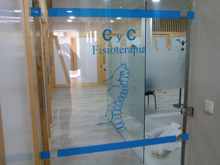 CYC Fisioterapia Sevilla. Rotulación de vinilos en impresión digital y al ácido