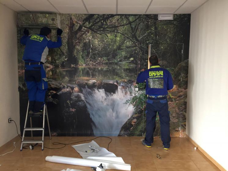 Fotomural de río majaceite del Bosque a Benamahoma Cádiz. Rotulación en vinilo especial de pared para despacho en Dos Hermanas Sevilla