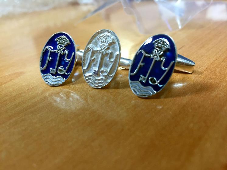 Gemelos plata de ley y relleno de tinta + esmalte transparente. Regalos de protocolo en Sevilla