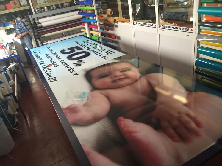 Impresión digital sobre vinilo. DH Cocinas Dos Hermanas Sevilla.