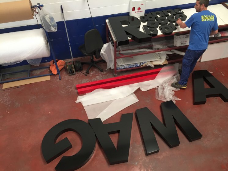 Letras corp&oacute;reas en alumino lacado frente visto. Sevilla