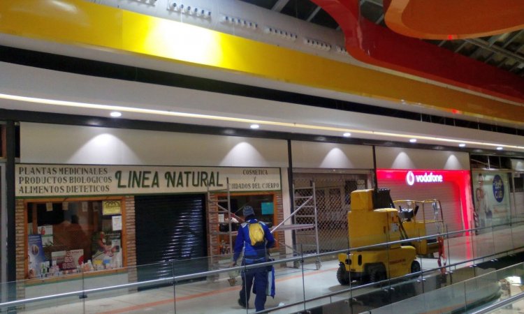 Letras corp&oacute;reas cajeadas y fresadas e iluminadas, sobre frente de dib&oacute;n. Galer&iacute;a comercial de Alcampo Sevilla.