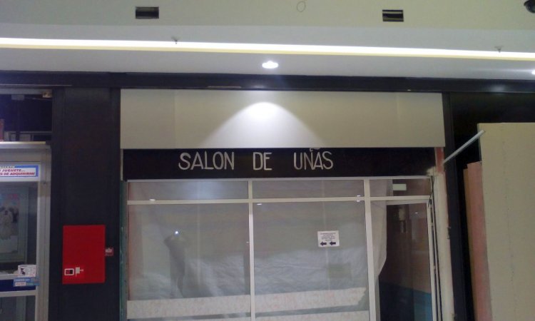 Letras corp&oacute;reas cajeadas y fresadas e iluminadas, sobre frente de dib&oacute;n. Galer&iacute;a comercial de Alcampo Sevilla.