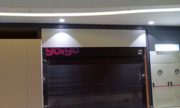 Letras corp&oacute;reas cajeadas y fresadas e iluminadas, sobre frente de dib&oacute;n. Galer&iacute;a comercial de Alcampo Sevilla.