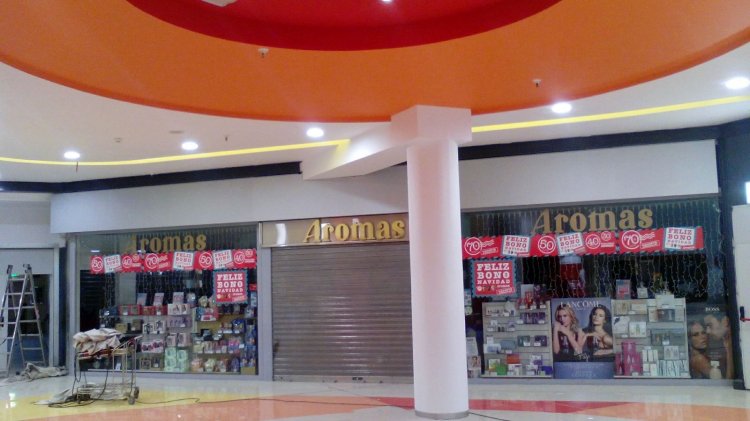 Letras corp&oacute;reas cajeadas y fresadas e iluminadas, sobre frente de dib&oacute;n. Galer&iacute;a comercial de Alcampo Sevilla.