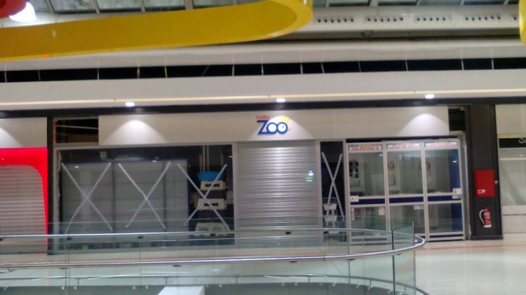 Letras corp&oacute;reas cajeadas y fresadas e iluminadas, sobre frente de dib&oacute;n. Galer&iacute;a comercial de Alcampo Sevilla.
